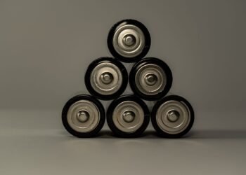 Cylindrical batteries arranged in a triangle shape on a flat surface